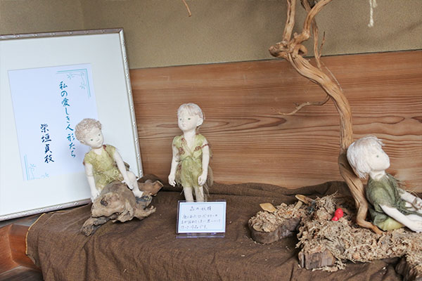 創作人形がお出迎え